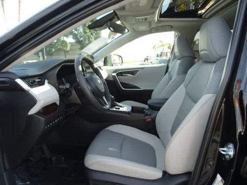 Used 2025 Toyota RAV4 Limited w/ Advanced Technology Package image 18