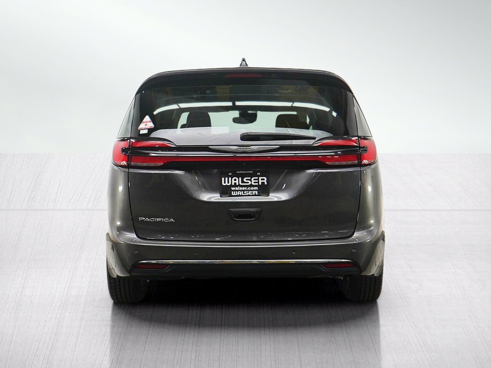 Used 2023 Chrysler Pacifica Touring-L FWD image 4