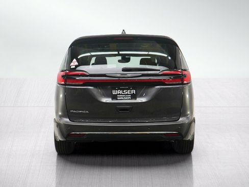 Used 2023 Chrysler Pacifica Touring-L FWD image 4