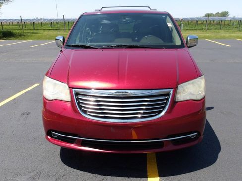 Used 2013 Chrysler Town & Country Touring-L w/ Driver Convenience Group FWD image 3