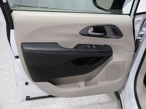 Used 2024 Chrysler Pacifica Touring-L FWD image 12