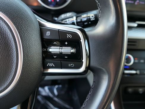 Used 2023 Kia Carnival LX image 15