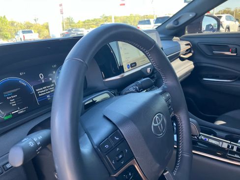 Used 2025 Toyota Crown Platinum image 9