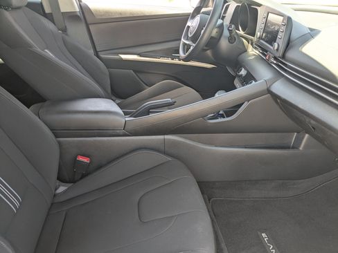 Used 2022 Hyundai Elantra SEL w/ Preferred Accessory Package FWD image 12