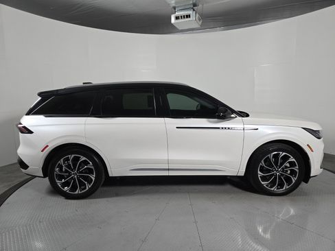 Used 2024 Lincoln Nautilus Reserve w/ Equipment Group 202A image 3