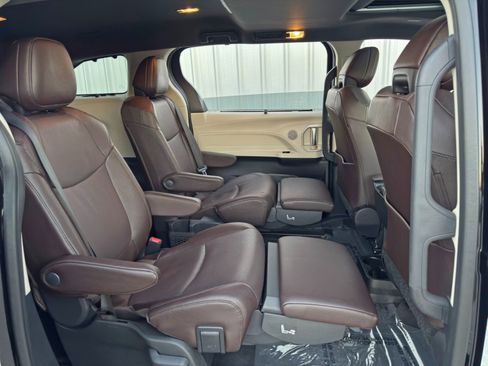 Used 2024 Toyota Sienna Platinum image 45