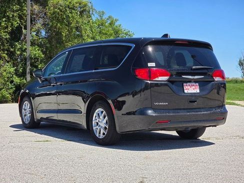 Used 2023 Chrysler Voyager LX FWD image 6