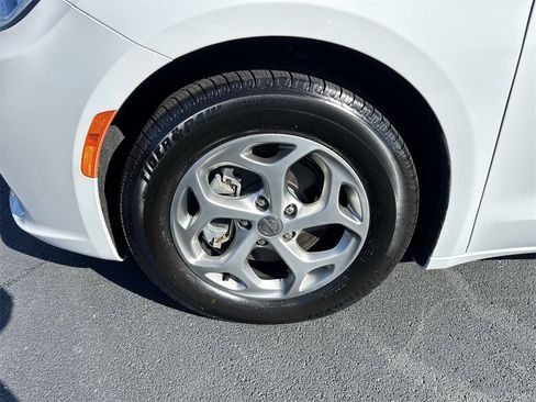 Used 2024 Chrysler Pacifica Limited image 10