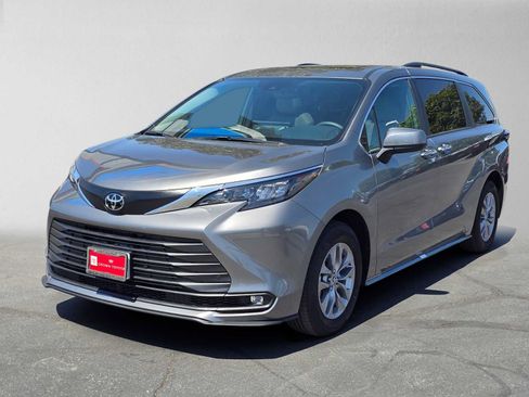 Certified 2026 Toyota Sienna XLE FWD image 7