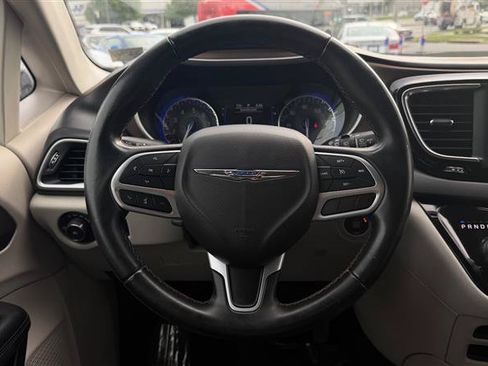 Used 2018 Chrysler Pacifica Touring-L FWD image 28