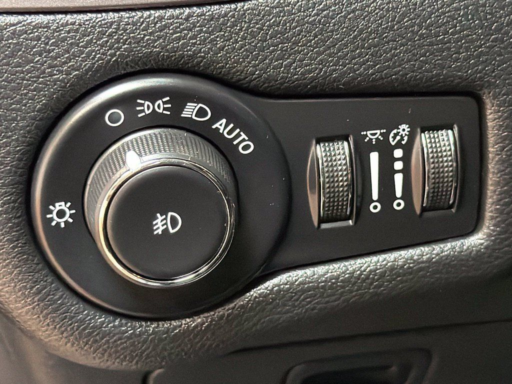 Used 2019 Jeep Cherokee Latitude Plus w/ Cold Weather Group AWD/4WD image 23