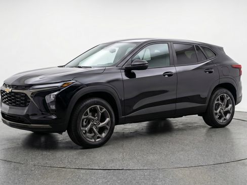 Used 2025 Chevrolet Trax LT w/ LT Convenience Package image 3