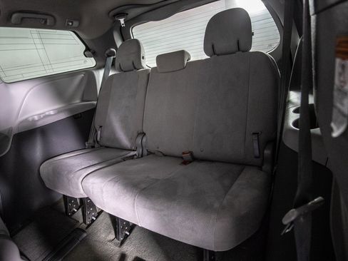 Used 2015 Toyota Sienna L image 10