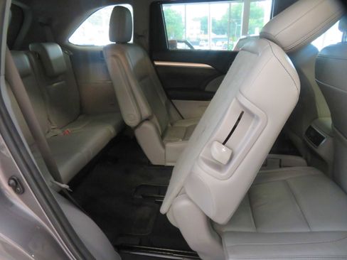 Used 2016 Toyota Highlander XLE FWD image 27