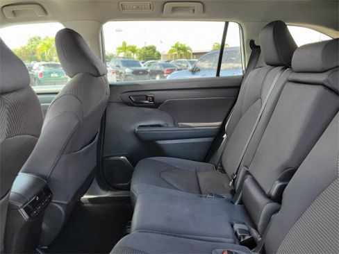 Used 2022 Toyota Highlander L image 9