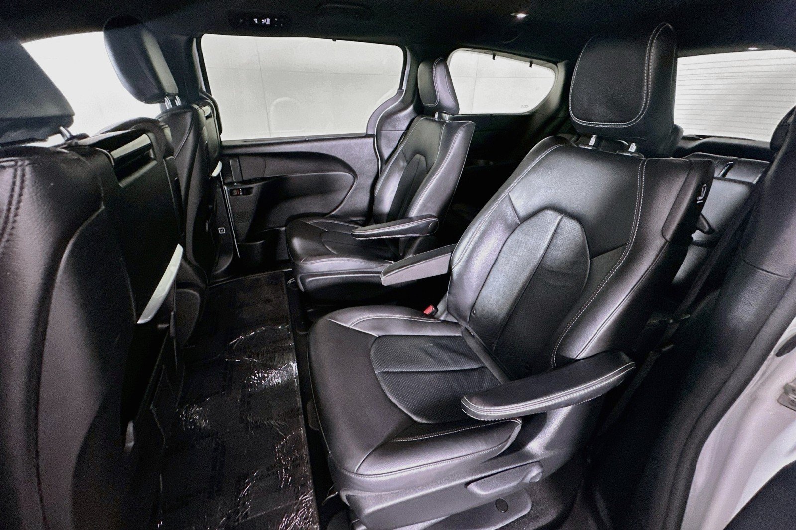 Used 2021 Chrysler Pacifica Touring-L w/ Uconnect Theater Family Group FWD image 9