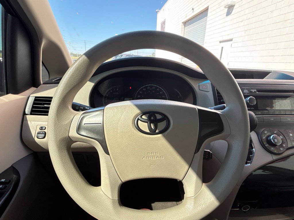 Used 2014 Toyota Sienna L FWD image 15