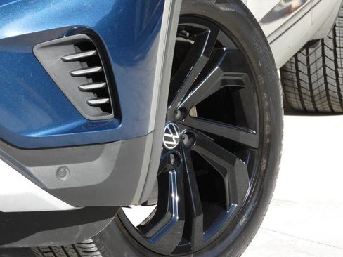 Used 2023 Volkswagen Atlas SE w/ Technology Package w/ Panoramic Sunroof Package image 3