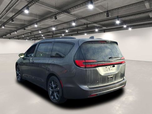 Used 2022 Chrysler Pacifica Touring-L w/ S Appearance Package image 5