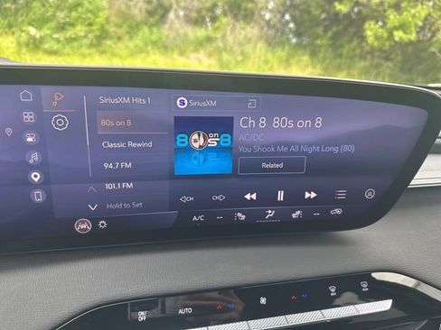 Used 2025 Buick Enclave Sport Touring w/ Super Cruise Package FWD image 25