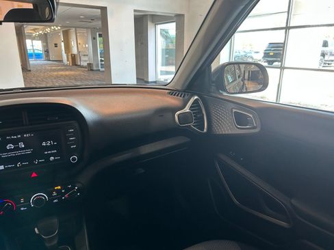 Used 2025 Kia Soul LX w/ LX Technology Package FWD image 28