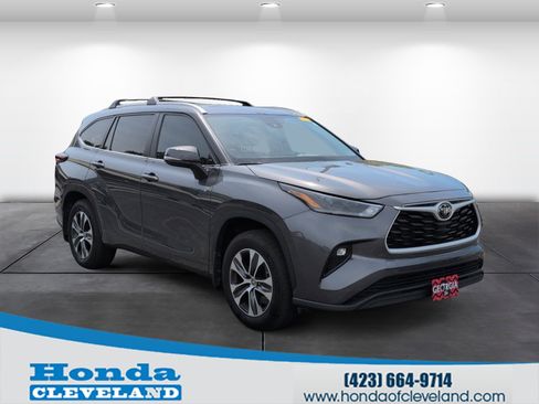 Used 2024 Toyota Highlander XLE AWD/4WD image 1