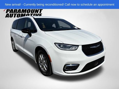 Used 2025 Chrysler Pacifica Select FWD image 1