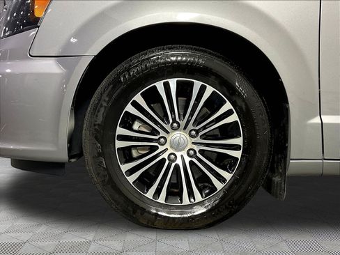 Used 2014 Chrysler Town & Country S FWD image 34