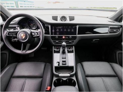 Certified 2025 Porsche Macan image 24