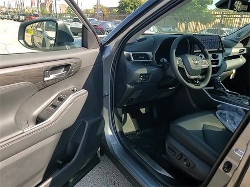 Used 2025 Toyota Highlander Platinum image 10