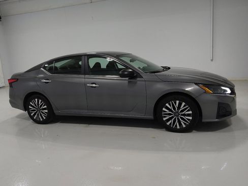 Used 2024 Nissan Altima 2.5 SV FWD image 11