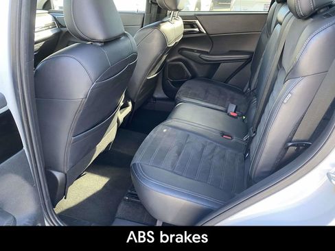 Used 2024 Mitsubishi Outlander SE image 10