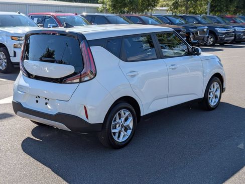 Used 2025 Kia Soul LX FWD image 3
