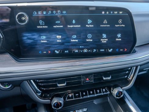 Used 2025 Chevrolet Suburban Z71 image 10