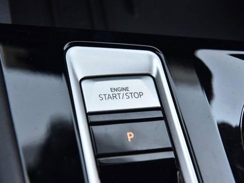 Used 2025 Volkswagen Atlas Cross Sport SE FWD image 17