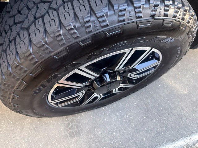 Used 2020 GMC Sierra 2500 AT4 w/ AT4 Premium Package AWD/4WD image 3