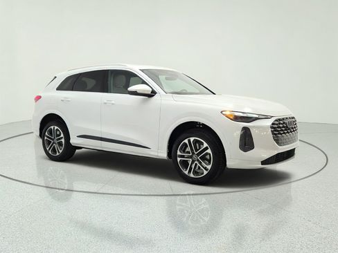 Used 2025 Audi Q5 Premium w/ Convenience Package AWD/4WD image 3