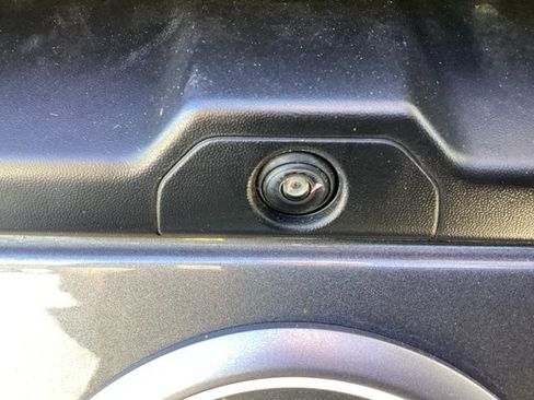 Used 2023 Nissan Frontier SV image 7