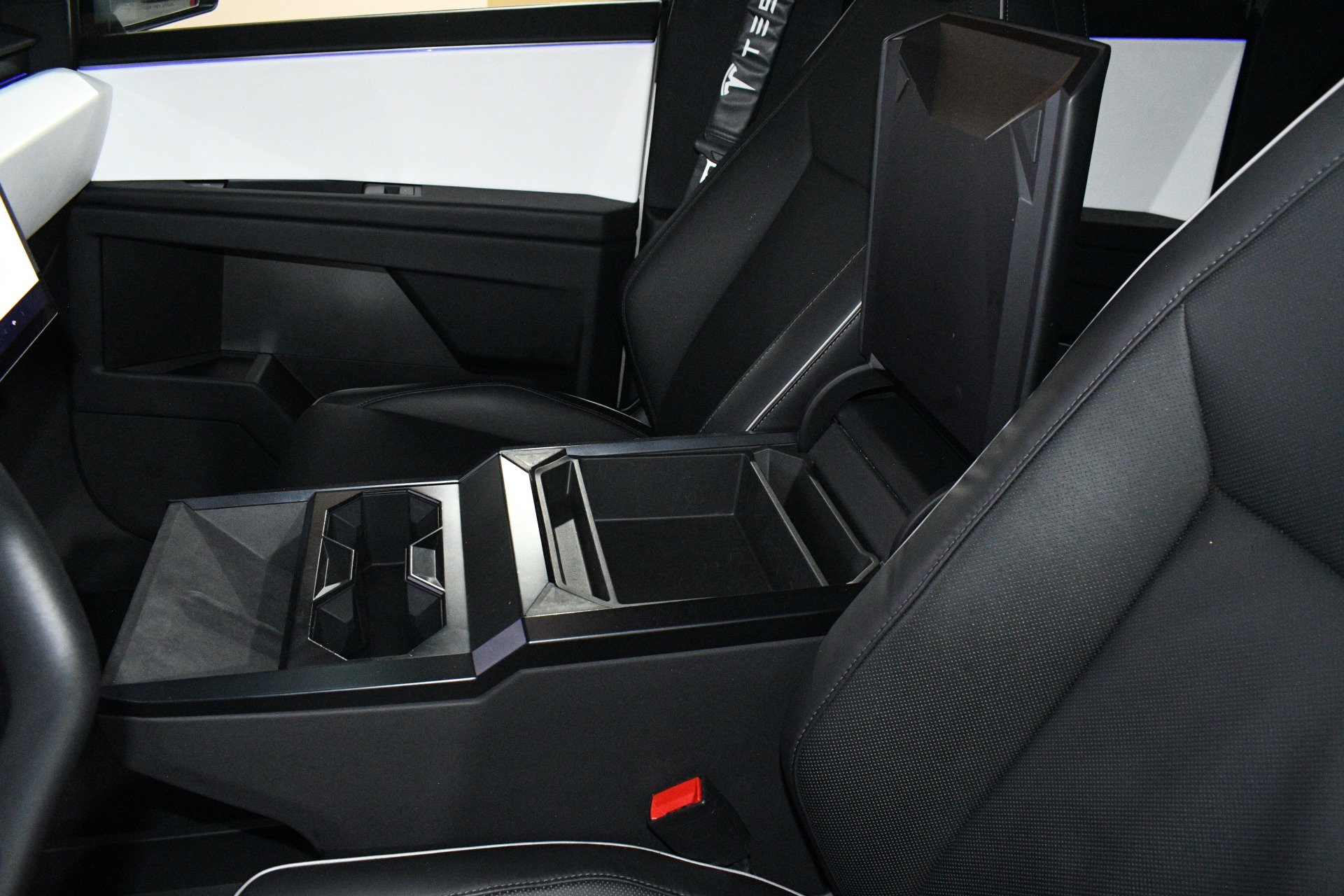 Used 2024 Tesla Cybertruck AWD Crew Cab image 40