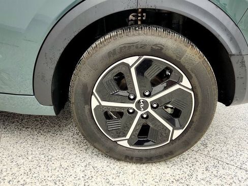 Used 2023 Kia Niro EX image 9