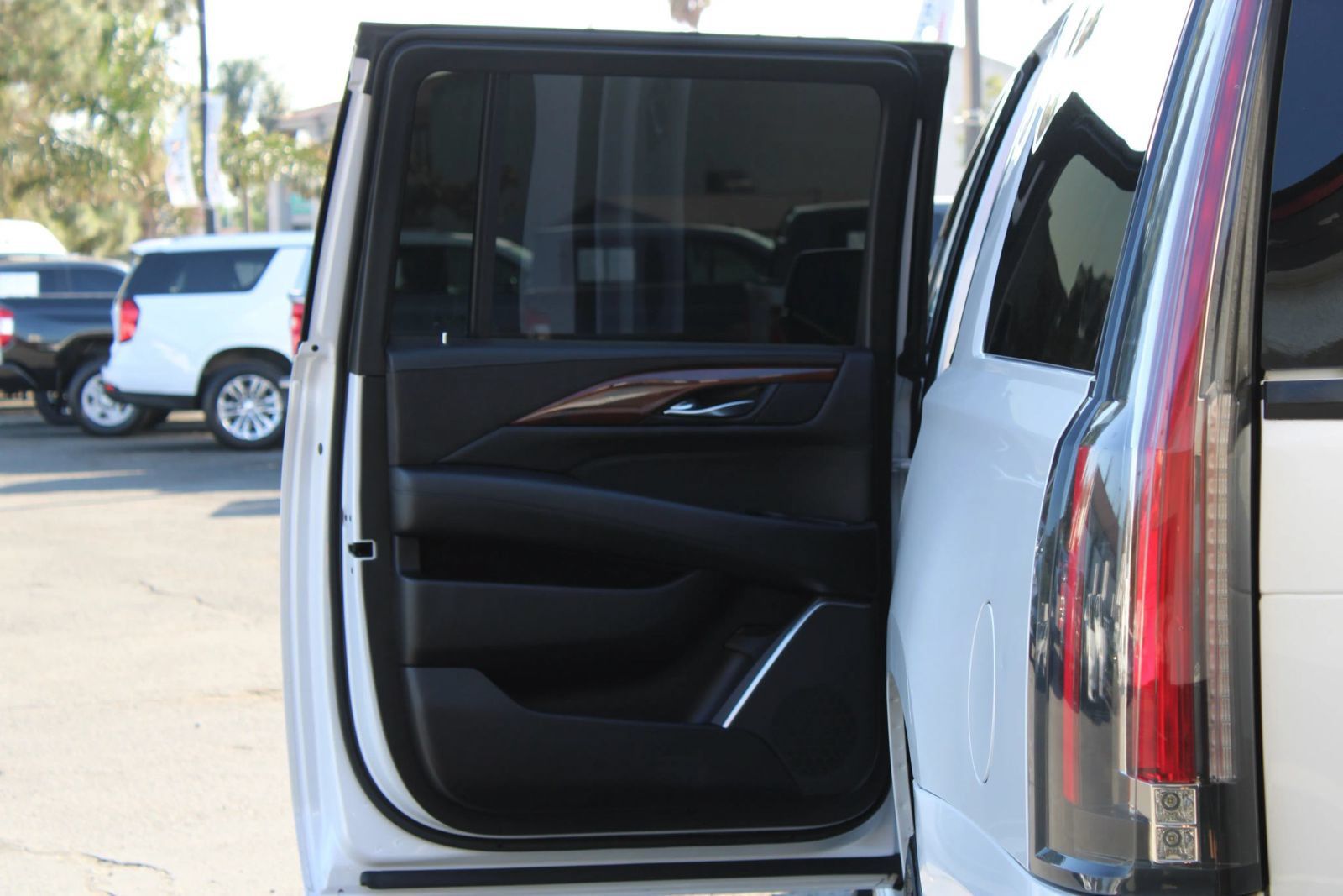Used 2018 Cadillac Escalade ESV Luxury AWD/4WD image 14
