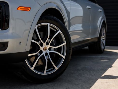 Certified 2025 Porsche Cayenne Coupe image 12