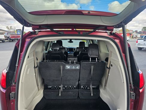 Used 2017 Chrysler Pacifica Touring-L image 18