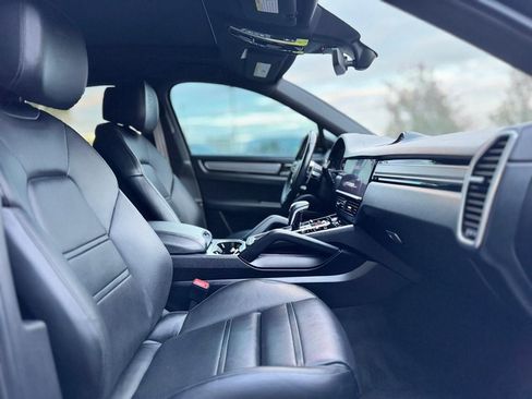 Used 2023 Porsche Cayenne Platinum Edition w/ Towing Package w/o Tow Ball image 19