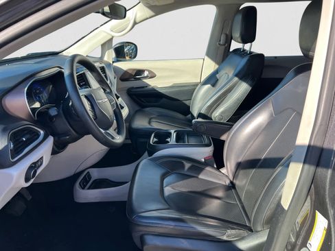 Used 2020 Chrysler Voyager Lxi image 17