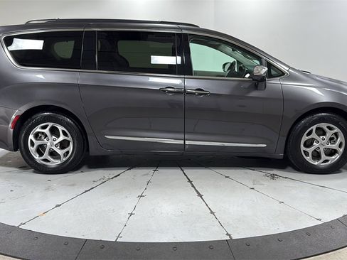 Used 2022 Chrysler Pacifica Limited image 6