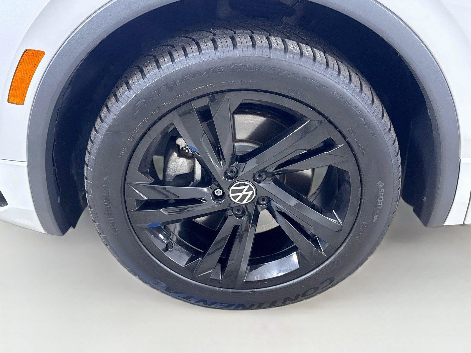 Used 2023 Volkswagen Tiguan SE R-Line FWD image 30