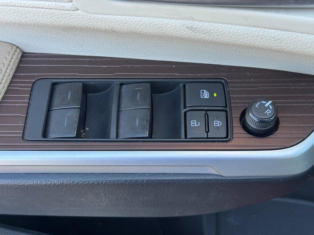 Used 2024 Toyota Sienna XLE FWD image 23