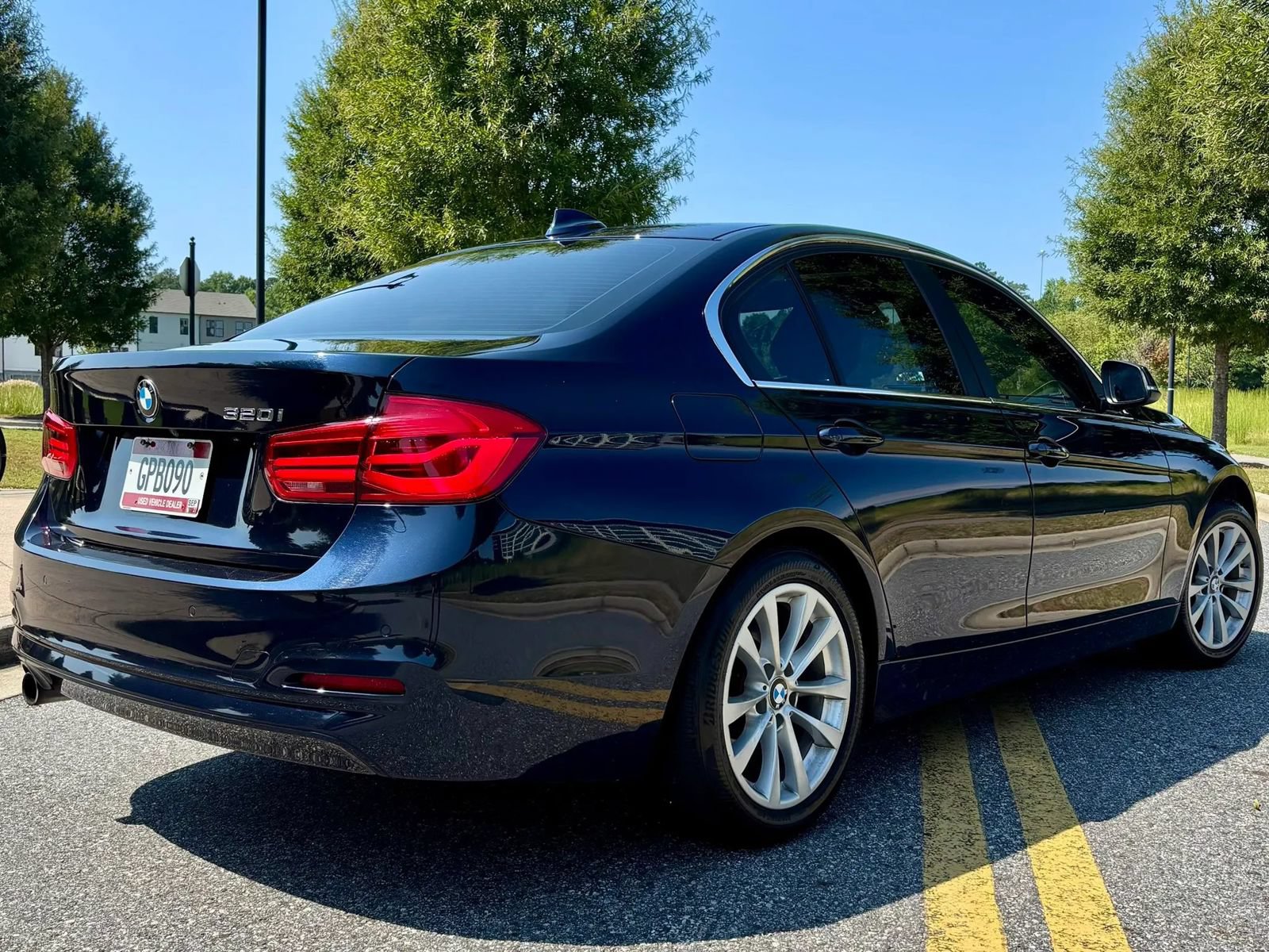 Used 2017 BMW 320i Sedan RWD image 5