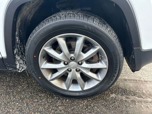 Used 2018 Jeep Cherokee Limited image 2